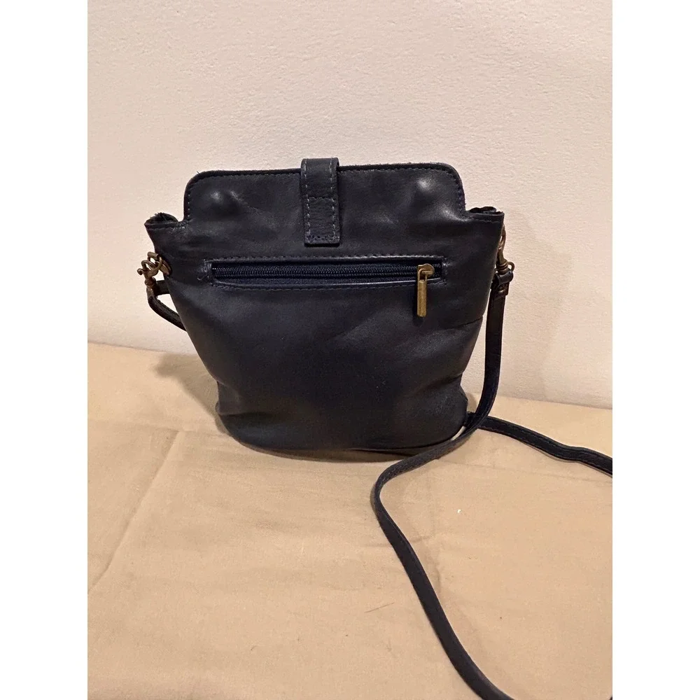 Italian genuine leather crossbody bag/shoulder purse featuring a‎ top snap